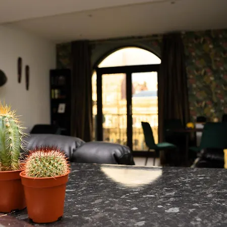 Heart Of - 2 Bedroom Flat