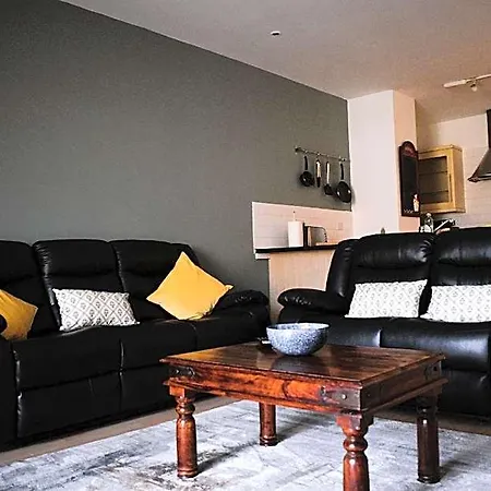 Heart Of - 2 Bedroom Flat *